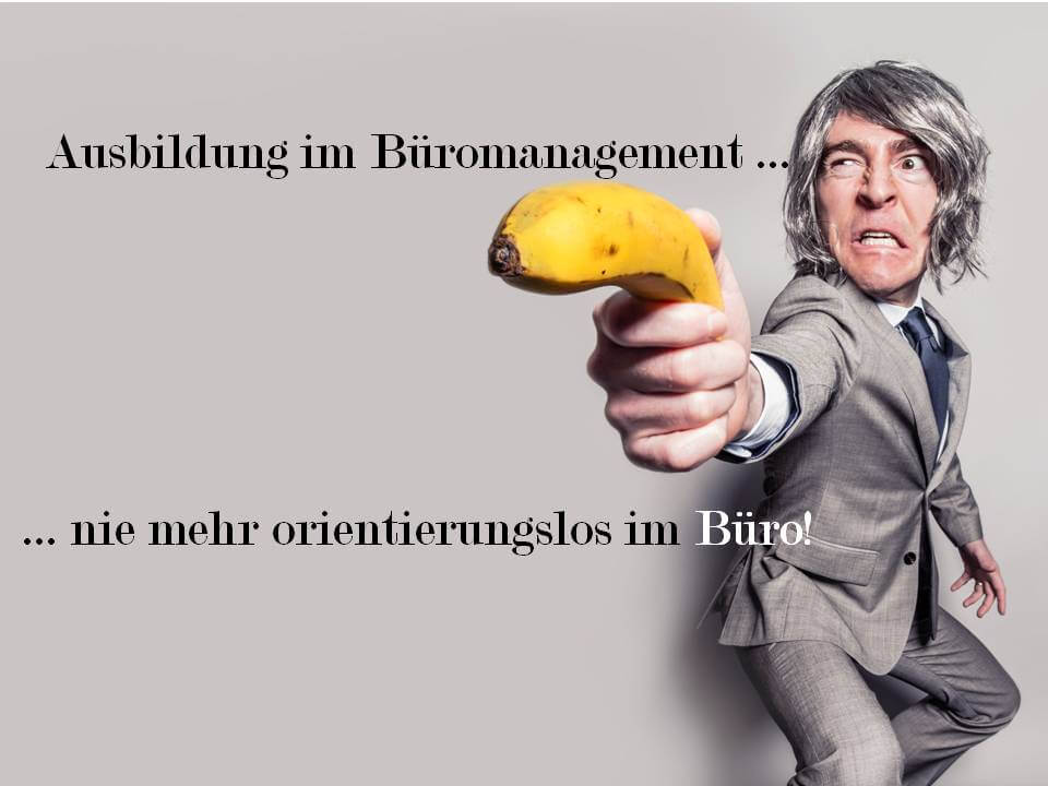 Mann im Anzug mit Banane bewaffnet