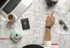 Auslandssemester Frau zeigt auf Weltkarte auf der PC Reisepass Kamera sind