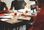 Arbeitnehmer sitzen zusammen am Tisch und arbeiten gemeinsam