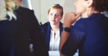 verängstigt guckende Frau im Vorstellungsgespräch
