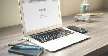 Laptop mit Google auf Schreibtisch