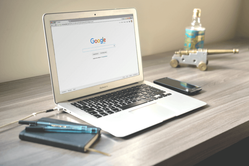 Laptop mit Google auf Schreibtisch