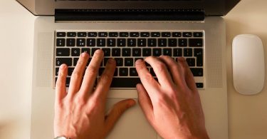 Mensch tippt auf Tastatur
