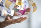 500 und 100€ Scheine, die in eine offene Hand fallen - Gehaltsreport
