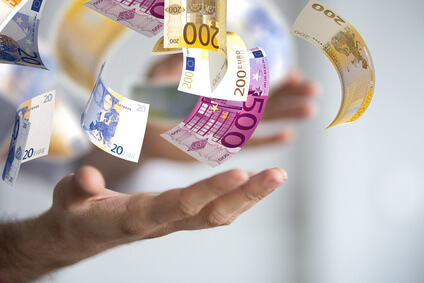 500 und 100€ Scheine, die in eine offene Hand fallen - Gehaltsreport