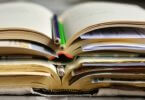 Offene Bücher mit Stiften zur Weiterbildung
