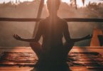 Selbstkontrolle Frau in Yoga Pose