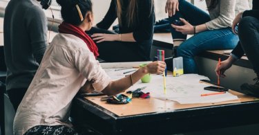 Studententypologie Studenten sitzen zusammen