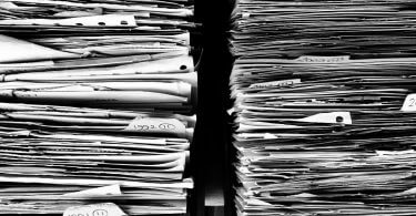 Papierstapel mit Jahresdaten