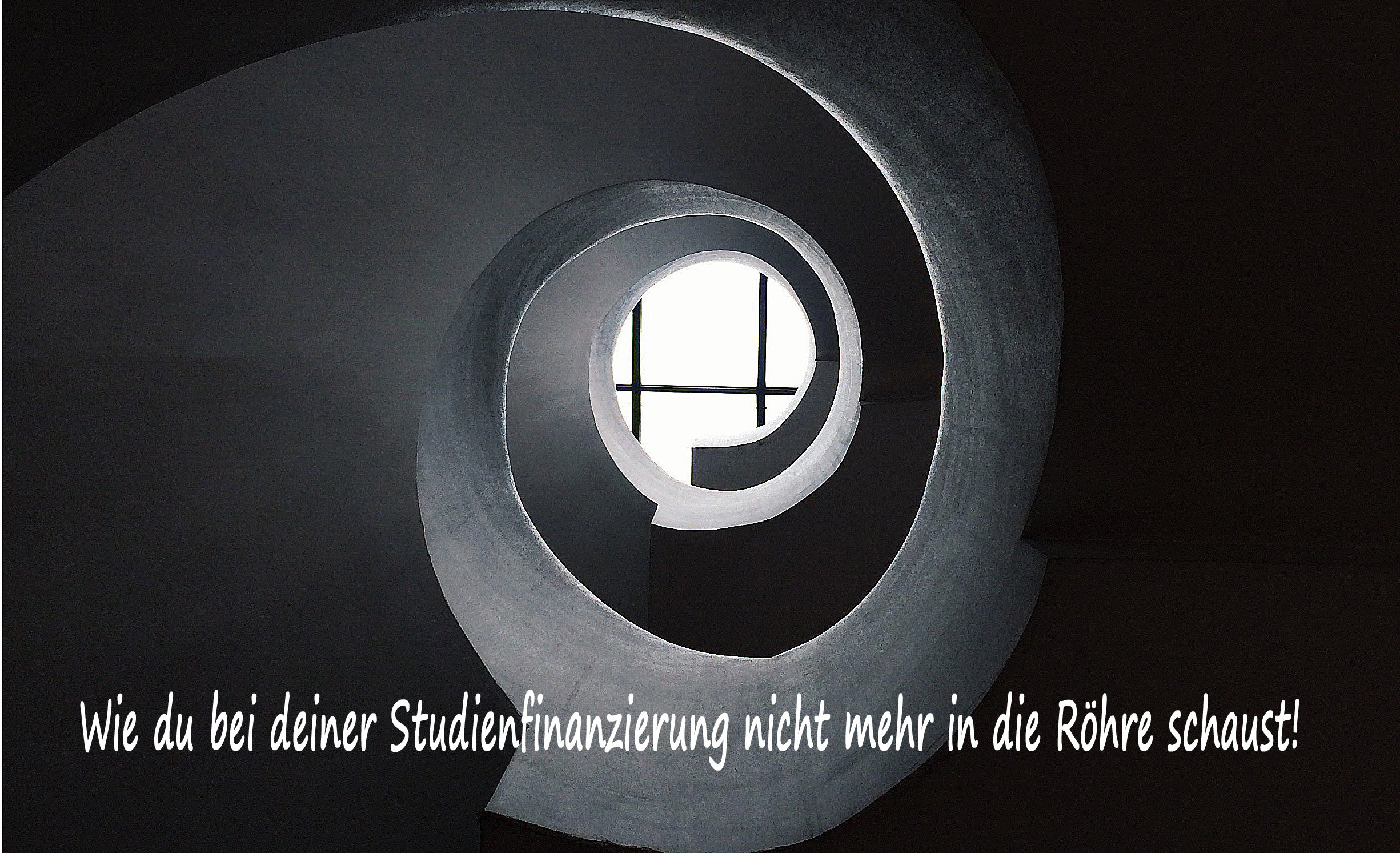 Spiralförmige Skulptur, die auf ein Fenster zuläuft