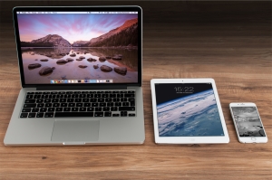 Mac, Tablet und IPhone5 nebeneinander