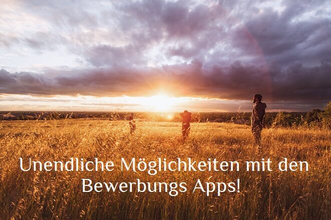 3 Menschen auf einem Feld bei Sonnenuntergang