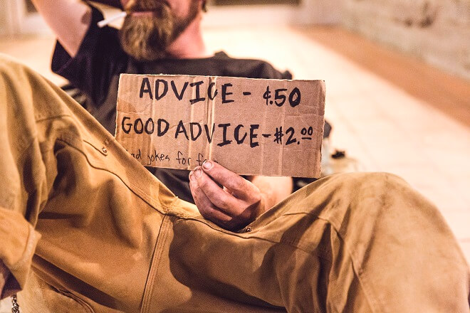 Mann mit Schild zum Thema Ratschläge