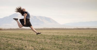 Frau springt voller Freude