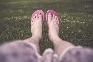 Lackierte Männerfüße in FlipFlops