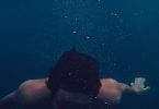 Mann unter Wasser - Suizid-Gefahr