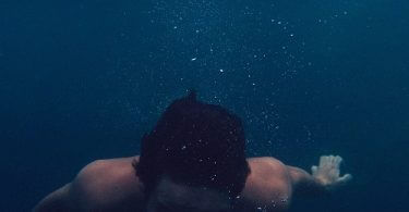 Mann unter Wasser - Suizid-Gefahr