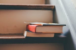 Bücher liegen auf einer Treppe