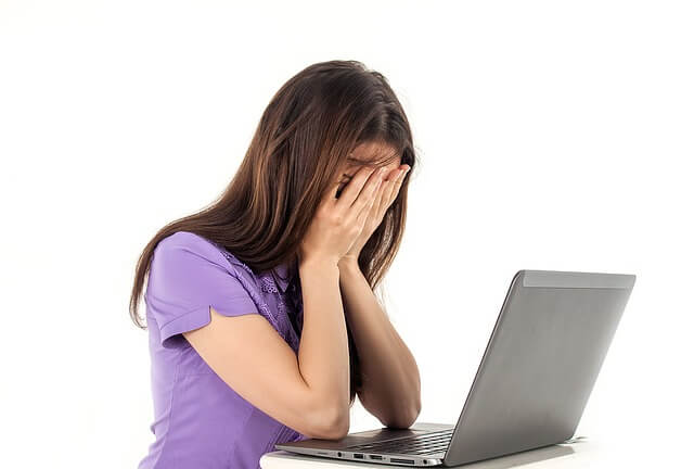 Hektik | verzweifelte Frau vor Laptop
