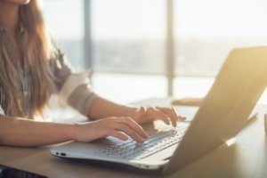 Frau nutzt einen Laptop