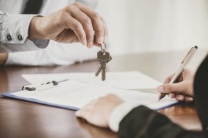 Schlüsselübergabe für eine Wohnung