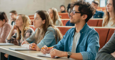 Studenten sitzen in der Vorlesung einer Universität oder Hochschule