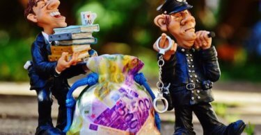 Praktikum Vergütung Geldsack mit Polizisten