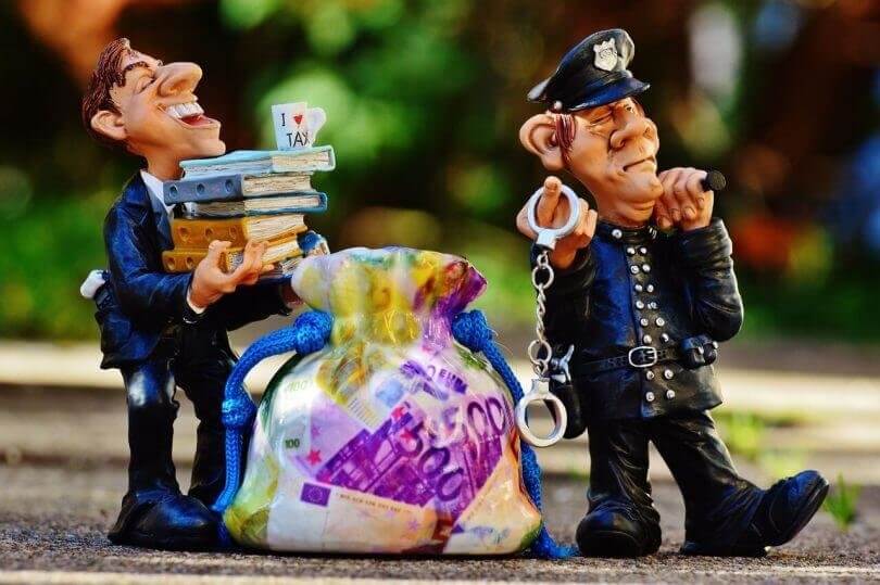 Praktikum Vergütung Geldsack mit Polizisten
