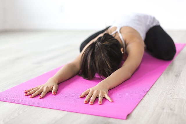 Frau macht Yoga Übung im Büro