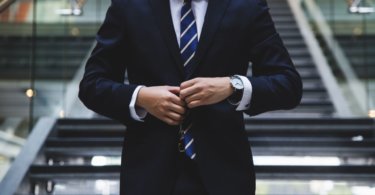 Business Knigge Mann in Anzug mit Krawatte