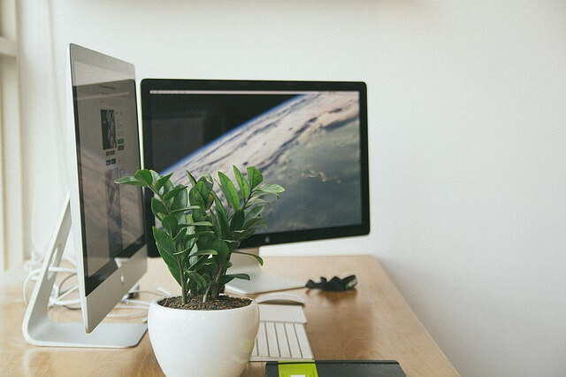 Zwei Bildschirme im Homeoffice